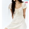 Vestido con ribete de encaje. Elegancia y estilo