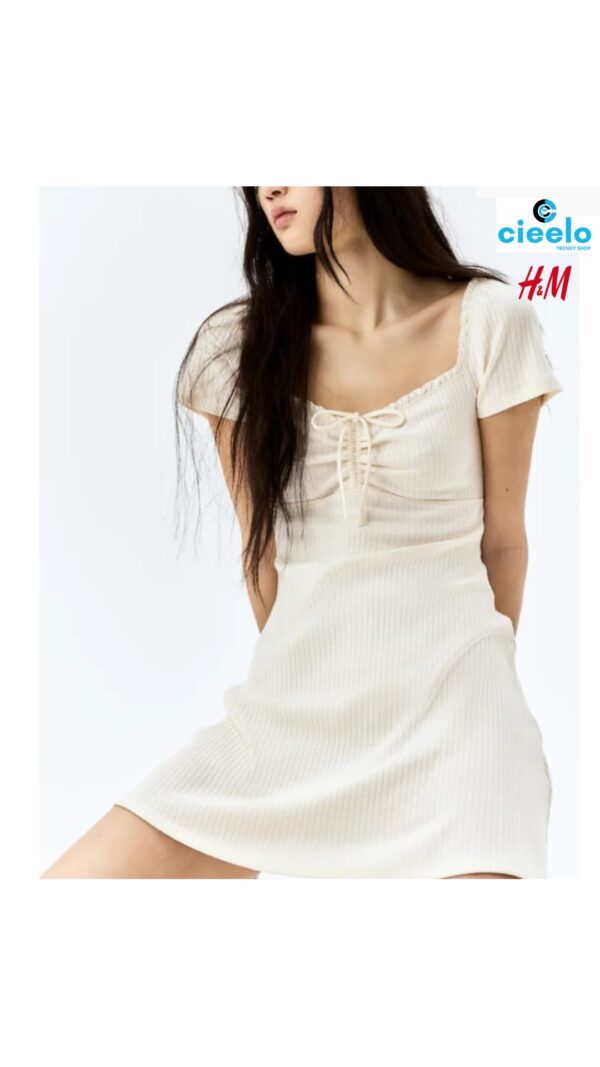 Vestido con ribete de encaje. Elegancia y estilo