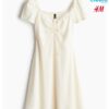 Vestido con ribete de encaje. Elegancia y estilo