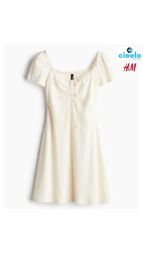 Vestido con ribete de encaje. Elegancia y estilo