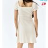 Vestido con ribete de encaje. Elegancia y estilo