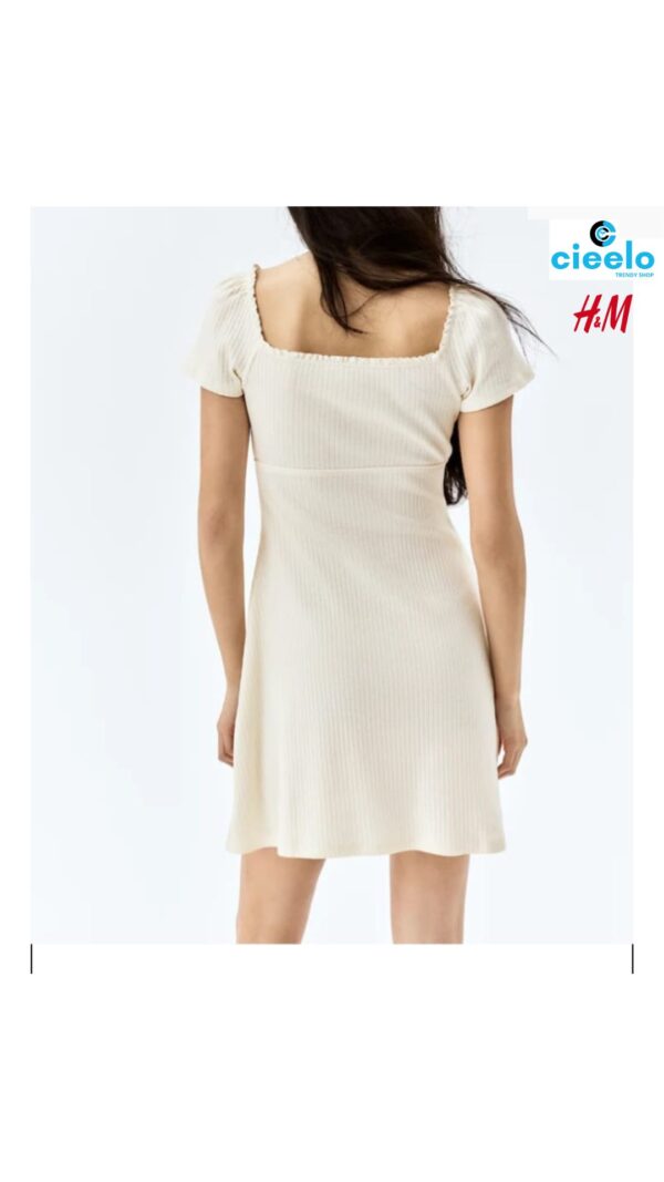 Vestido con ribete de encaje. Elegancia y estilo