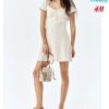 Vestido con ribete de encaje. Elegancia y estilo