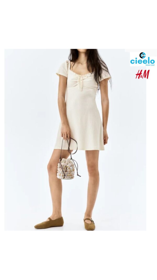 Vestido con ribete de encaje. Elegancia y estilo