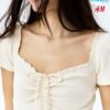 Vestido con ribete de encaje. Elegancia y estilo