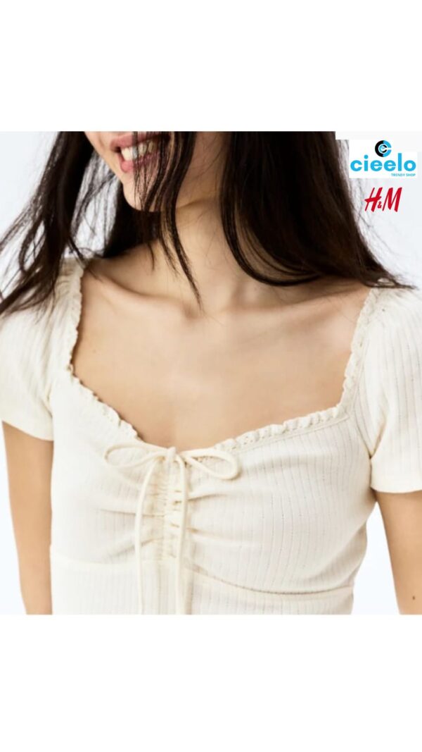 Vestido con ribete de encaje. Elegancia y estilo