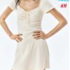Vestido con ribete de encaje. Elegancia y estilo
