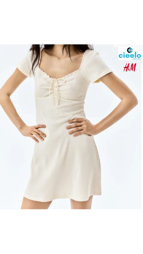 Vestido con ribete de encaje. Elegancia y estilo