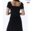 Vestido con ribete de encaje. Elegancia y estilo