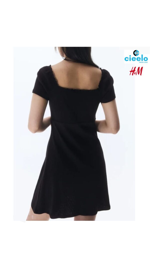 Vestido con ribete de encaje. Elegancia y estilo