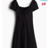 Vestido con ribete de encaje. Elegancia y estilo