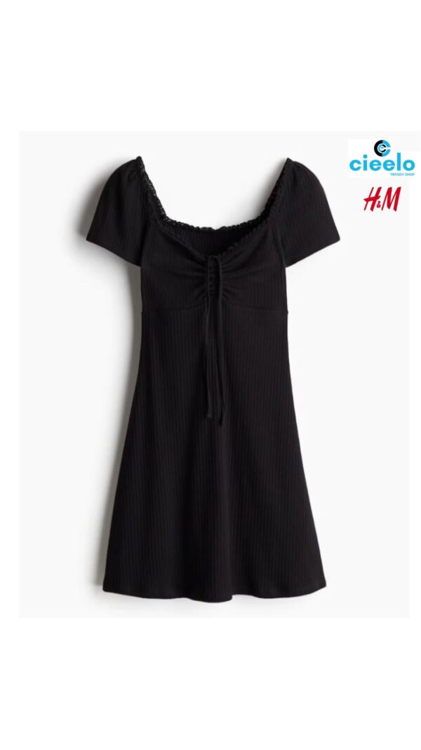 Vestido con ribete de encaje. Elegancia y estilo