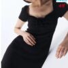 Vestido con ribete de encaje. Elegancia y estilo