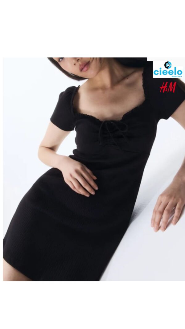 Vestido con ribete de encaje. Elegancia y estilo