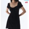 Vestido con ribete de encaje. Elegancia y estilo
