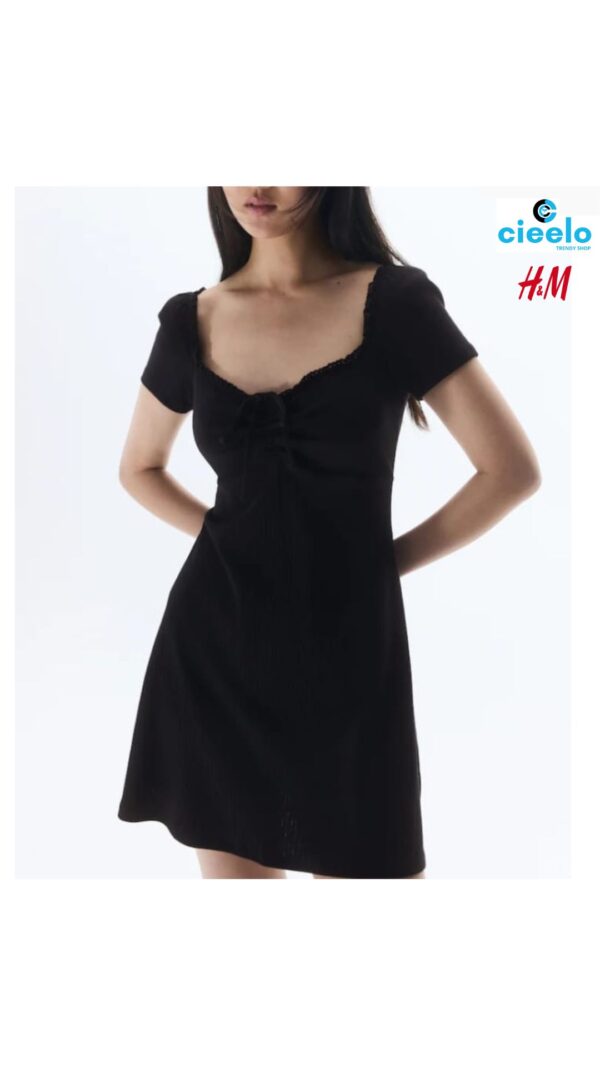 Vestido con ribete de encaje. Elegancia y estilo
