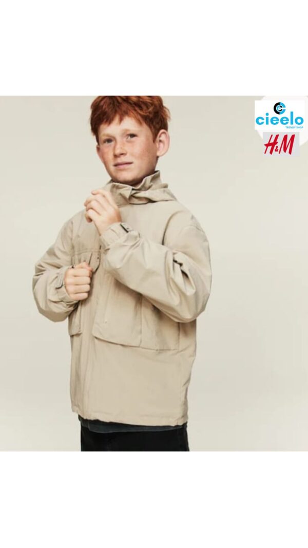 Chaqueta impermeable con capucha desmontable