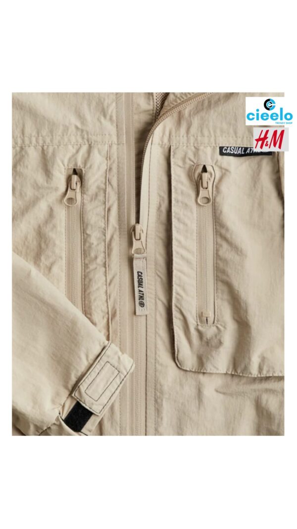 Chaqueta impermeable con capucha desmontable