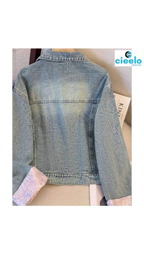 Chaqueta de Mezclilla Bordada en Azul Claro para Mujer – Estilo Vintage Floral