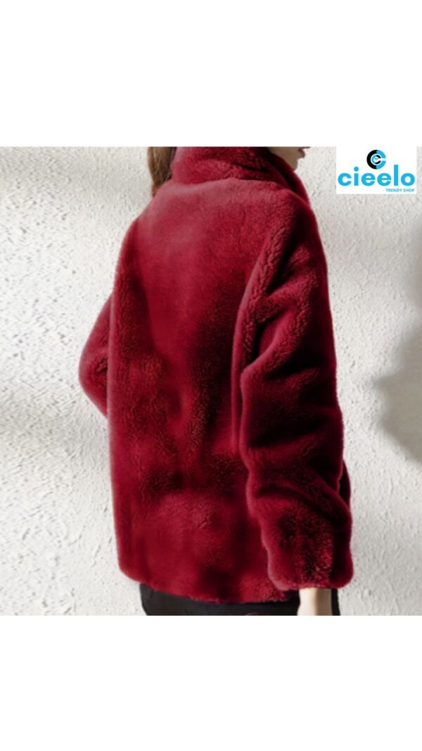 Abrigo de Peluche con Cordones – Calidez y Estilo Casual