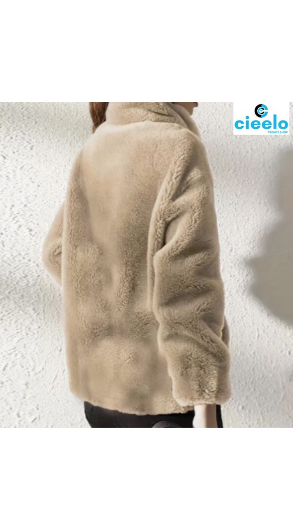 Abrigo de Peluche con Cordones – Calidez y Estilo Casual