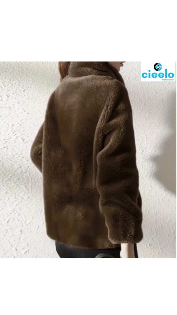 Abrigo de Peluche con Cordones – Calidez y Estilo Casual