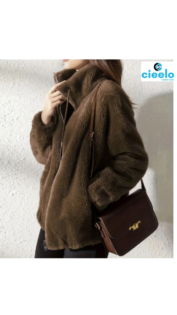 Abrigo de Peluche con Cordones – Calidez y Estilo Casual