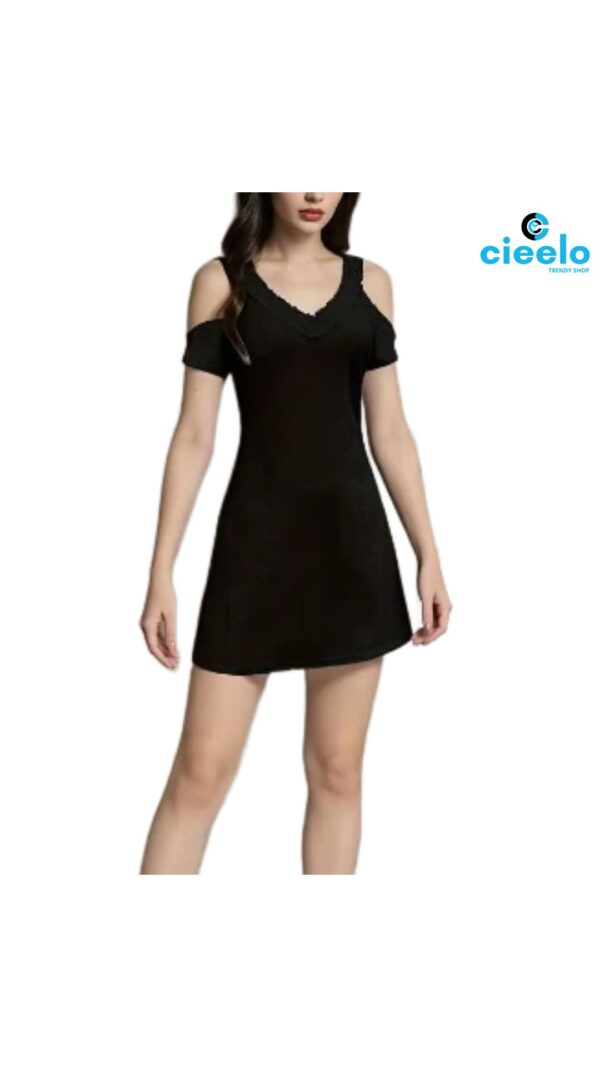 Vestido corto de encaje – Capas y hombros al descubierto