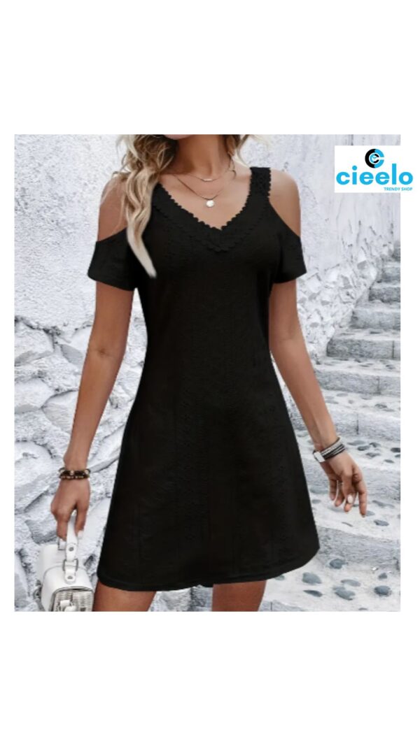 Vestido corto de encaje – Capas y hombros al descubierto