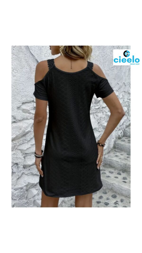 Vestido corto de encaje – Capas y hombros al descubierto