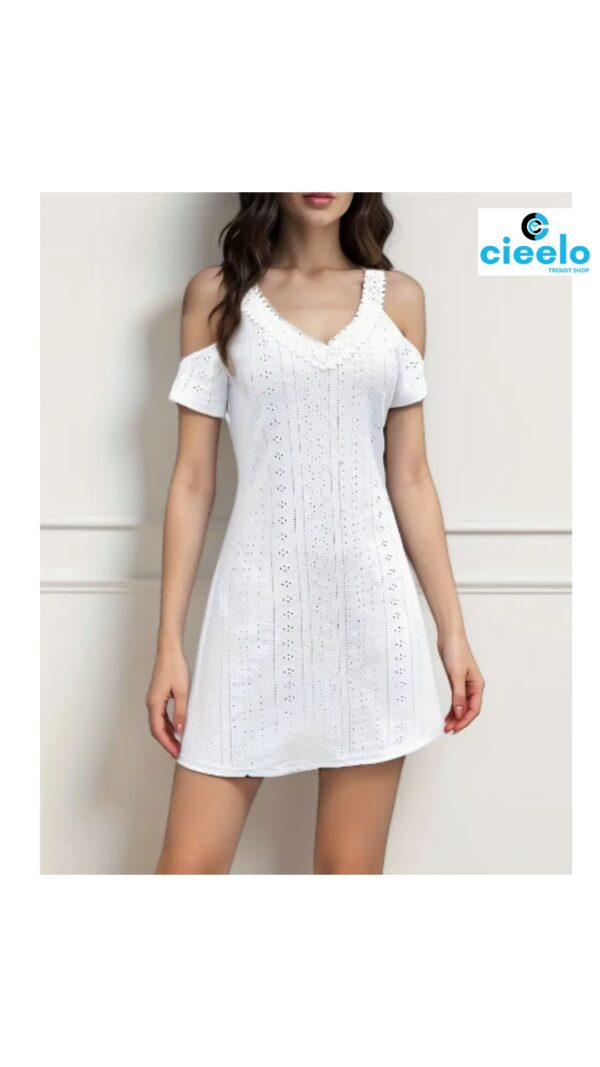 Vestido corto de encaje – Capas y hombros al descubierto