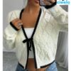 Cárdigan Argyle con Ribete en Contraste – Elegancia Casual