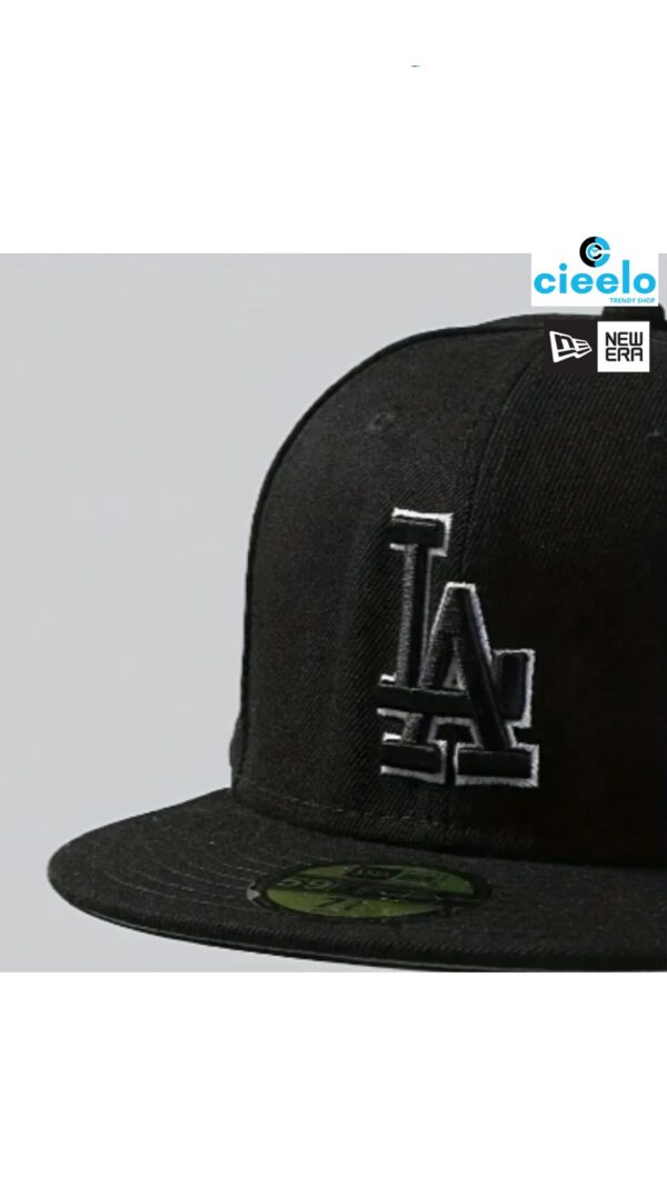 Gorra New Era – Bordado negro con estilo callejero puro
