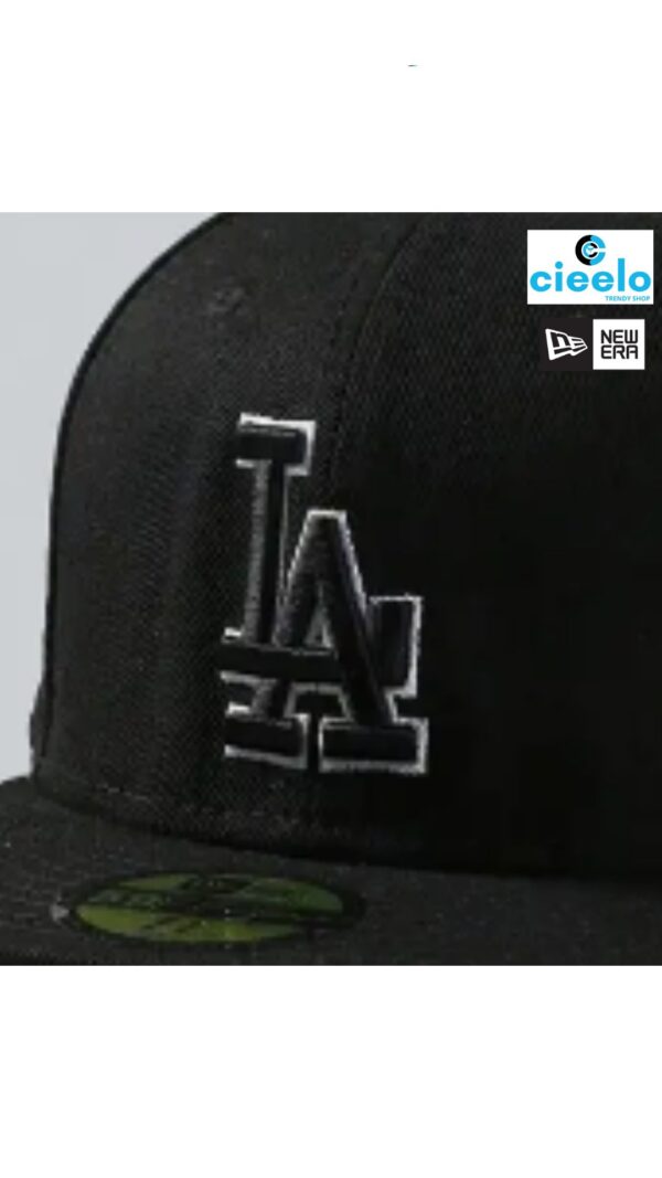 Gorra New Era – Bordado negro con estilo callejero puro