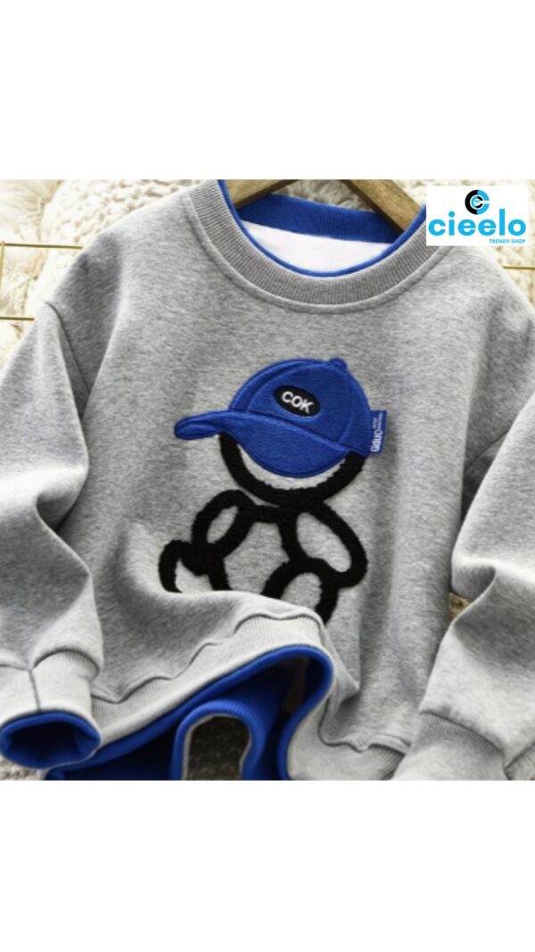 Sudadera Bordada Niño – Diseño Sonriente y Capas Cool